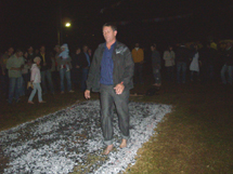 Presidente da Câmara Municipal de Caçador, Itacir João Fiorese, o Fically, passa sobre um caminho de brasas na noite de São João. O fato aconteceu na noite do dia 23 de junho, terça-feira, no quiosque do Senhor Luiz Scolaro, localizado no Cará. Foto Divulgação.