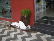 Lamentável: Estabelecimento comercial na Avenida Santa Catarina é alvo de vandalismo. Foto enviada por e-mail. Junho de 2008.