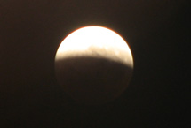 Eclipse da Lua no céu de Caçador. O fenômeno atraiu diversas pessoas, que ficaram acordadas até o início da madrugada para ver a Terra projetar a sua sombra na Lua. Foto Rafael Seidel. 20/02/2008