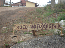 Indignação de um morador da rua Maria Schumann, bairro Santa Catarina, com as promessas de asfalto que não foram cumpridas.