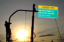 Mudança do trânsito. Ponto de encontro de cinco ruas, no bairro Bello, recebe placa de sinalização. Foto Murilo Roso. Junho 2008.