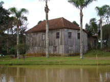 Casarão de madeira, típica do interior da região de Caçador, colonizada por imigrantes italianos na sua maioria. Foto Murilo Roso. Maio de 2008.