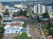 Vista aérea de parte do Centro de Caçador. No detalhe a arborizada Rua Sete de Setembro. Foto Airton Leite.