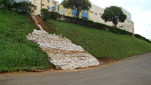 Vazamento em tubulação fez com que barranco cedesse na Rua Osório Timermann. Infra-estrutura tenta solucionar o problema já que no local acontece o Carnaval de Rua a partir de sábado. Foto Murilo Roso. 29/01/08.