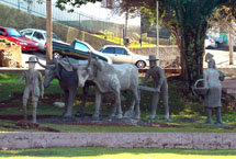 Monumento em homenagem à família do campo. Praça do Colono, bairro Sorgatto, Caçador. Obra de Eloir Todeschini. Foto Murilo Roso. Junho 2008