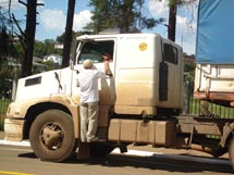 Falta sinalização indicando a Perimetral Norte. Na foto (rua José Gioppo)funcionário da Prefeitura orienta motorista sobre o novo contorno. Foto Murilo Roso.