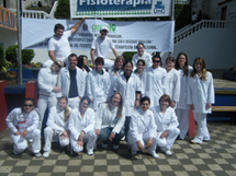 Acadêmicos de Fisioterapia da UnC orientam população marcando a passagem do Dia do Fisioterapeuta. Foto Divulgação. Outubro 2008.