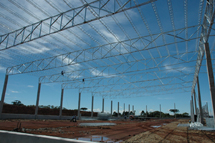 Está fase avançada a instalação da empresa Guararapes no Parque Empresarial de Caçador, na estrada do aeroporto. No escritório improvisado pela empresa no terreno em frente à construção (antiga Sodoce), estão sendo recebidos curriculos para cadastramento e contratação de pessoal. A empresa deve iniciar os trabalhos ainda no primeiro semestre de 2008. Foto Miriam Staskowian.