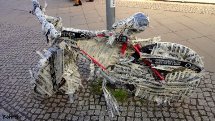 Bicicleta envolta em jornal em uma placa de trânsito. Foto Erci Bohrer.