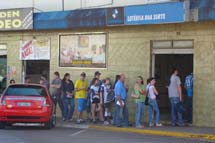 Fila nas lotéricas: Mega Sena acumulada atrai apostadores. Foto Vinícius Roso.