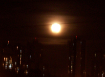 Lua exibindo seus detalhes fantásticos. Foto Rodrigo Ferlin. Dez 2008.