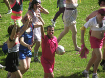 Clésio Moreira dos Santos, o árbitro Margarida, acena para a torcida no "Futebol das Loucas" em Caçador. Foto Juliana Angeli.