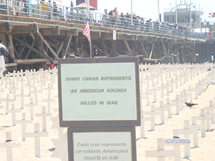 Dia 25 de maio, dia dos Mortos nos Estados Unidos. Praia de Santa Mônica, Los Angeles Califórnia. Em Memória dos soldados que perderam a vida na Guerra contra o Iraque. Foto Iara Riperti.