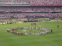 Estádio do Morumbi. Jogadores fazem gesto em homenagem as vítimas das enchentes em Santa Catarina. Jogo São Paulo e Fluminense. 30 de novembro de 2008. Foto Ramiro Rupp Santos.