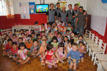 O Moto Grupo Confraria do Asfalto realizou dia 16 de dezembro a entrega de brinquedos e doces para as crianças do Centro de Educação Infantil Professor Pardal, na Vila Santa Catarina. Foto Divulgação.
