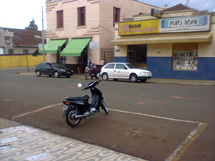 Moto mal estacionada. Foto Caçador Online.