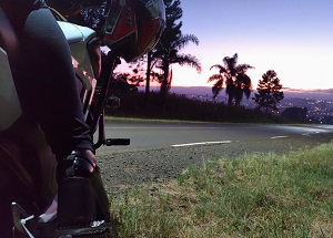 Amanhecer de domingo de um motociclista em Caçador-SC. Foto Alan Emmer.
