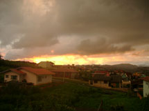 Entardecer com céu nublado. Foto P. Zanotto.