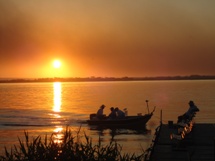 Por do sol no rio Paraná. Panorama (SP). Foto Murilo Roso.