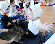 O coelhinho da Páscoa visitou alunos do Colégio de Aplicação esta semana. Foto: Angela Cardoso.