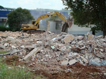 Demolição do Colégio Estadual Paulo Schiffler, uma das mais tradicionais instituições de ensino de Caçador. Nova escola será construída em 2008 
 Foto: dez/2007 - Murilo Roso