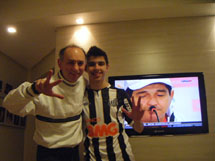 Santistas Eugenio Deboni (Tico) e Léo comemorando o tri da Libertadores.