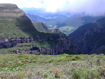 Pedra furada, ponto mais alto do Estado. Urubici-SC. Foto Helton Bertotto.