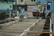 Interditada: Ponte que liga o Bairro Nossa Senhora Salete, Gioppo e o Centro passa por reformas. A previsão de conclusão da obra é para essa sexta-feira, 12. Foto Divulgação. Julho 2008.