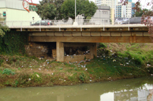 Ponte da Avenida Barão do Rio Branco, centro de Caçador, vem sendo usada como casa por moradores de rua. Lixo é abundante no local, nas margens do Rio do Peixe. Foto Murilo Roso. junho 2008.