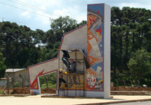Portal Turístico na entrada de Caçador pela SC 302 começa a receber azulejos. Inauguração está prevista para março, no aniversário de 74 anos do município. Obra é do artista plástico Rodrigo De Haro. Foto Murilo Roso. 05/02/08.