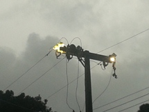Chuva de domingo. Poste pegando fogo. Foto enviada por Everton Mezomo.