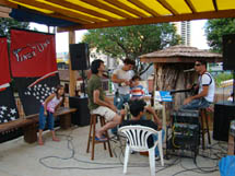 Moradores da Vila Paraíso aproveitam o espaço revitalizado da Praça da Imbuia para realizar shows musicais. Neste domigo, 06/01/08, a apresentação ficou por conta do grupo Tinga Una.