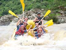 Futuros engenheiros ambientais da Uniarp fazendo rafting em Ibirama. Foto Lucimar Appi.
