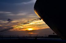 "Bellíssimo, por do sol no porto de Ilhéus/BA, com a contraluz do gigante MSC Armonia atracado no porto". Foto Rodrigo Ferlin.