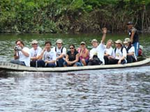 Equipe de alunos e professores da UnC Caçador no projeto Rondon. Trajeto no Rio Juruá até população ribeirinha. Rodrigues Alves (AC). Foto Divulgação Fev/2008.