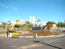 Obras: Rótula está sendo construída para desafogar o trânsito na região central de Caçador. Foto Murilo Roso. 19/09/2008.