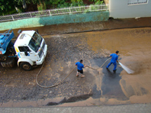 Depois do alagamento: Caminhão da Prefeitura ajuda na limpeza de ruas. Foto Murilo Roso.