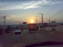 Entardecer de domingo, 15 de setembro de 2008. Vista da descida da Rua Brasília. Foto enviada por Rômulo Machado de Souza.