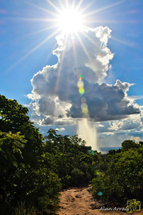 Sol e chuva disputando o mesmo espaço. Foto Alan Carlos Arrais.