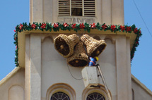 Enfeite de Natal sendo colocado na Catedral São Francisco de Assis. Foto Murilo Roso.