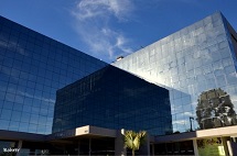 Reflexos entre vidros (Reitoria da Uniarp)