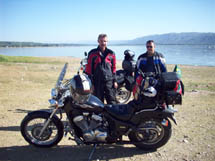 Já chega ao sétimo dia a viagem dos motociclistas caçadorenses Clóvis Coelho e Gilberto Moreira pela América do Sul. Na foto, os aventureiros no Lago San Marco, na cidade da Carlos Paz, Argentina. 18/01/2008.