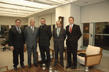 Representantes da Universidade do Contestado de Caçador e empresários visitam o ex-presidente Fernando Henrique Cardoso, um dos palestrantes do Seminário de Administração da UnC. Foto Divulgação. 20/08/08.