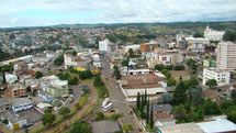 Parte do Centro de Caçador. Vista do prédio mais alto da cidade (19 andares), em construção. Foto Murilo Roso. Janeiro 2008