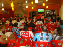 Torcedores assistem ao GRENAL domingo no Zanzi Bar. Foto Murilo Roso.