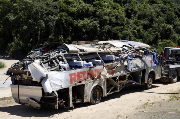 Ônibus de sacoleiros cai em ribanceira e deixa dois mortos e 15