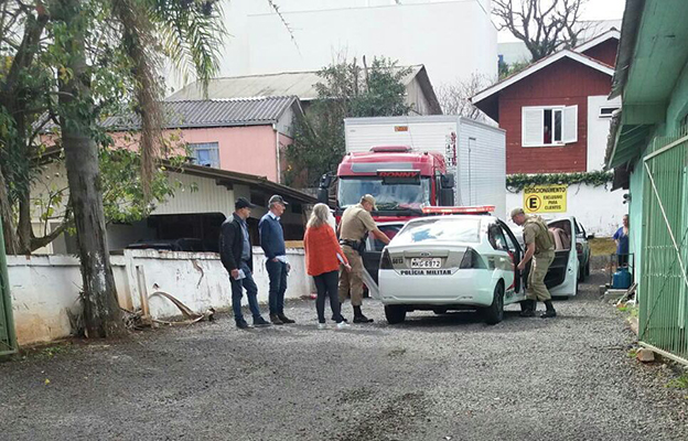 FOTOS: Carros rebaixados são guinchados e motoristas acabam