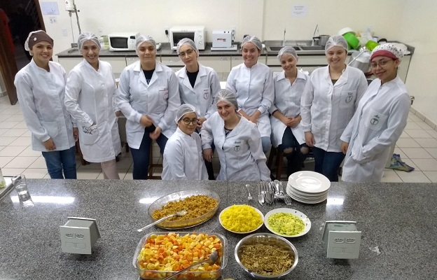 Uniarp Fraiburgo: Aula prática com o tema "estética na cozinha" - Portal Caçador Online - Caçador Online