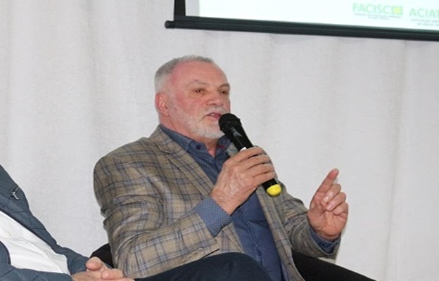Curitiba: el presidente de Acic Caçador presenta su historia en un evento